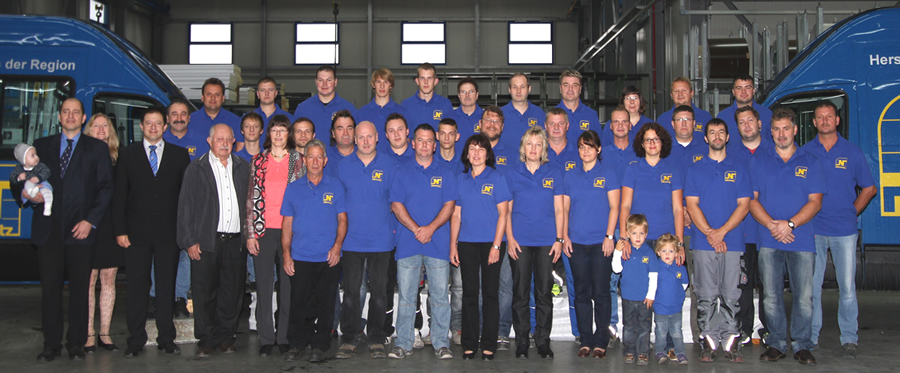 Group photo of employees of Niemetz Torsysteme GmbH
